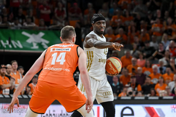 而此项合作 而此项合作